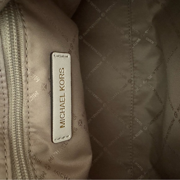 Michael Kors Cream and Gold Patterned Satchel w/Umbrella - Picture 10 of 10